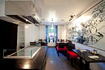 Crédence de cuisine en verre imprimé Restaurant Restaurant de sushis avec photo au mur, intérieur