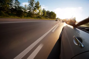 Tuinposter Snelle auto Autorit op de weg bij zonnig weer, bewegingsonscherpte