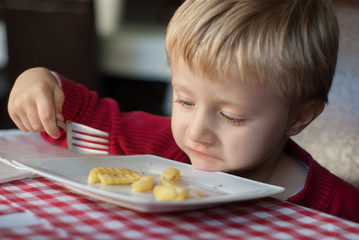 Chłopiec je obiad © serQ