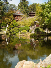 Fototapeta na wymiar Pagoda w japońskim ogrodzie zen