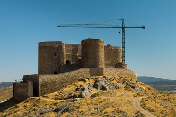 Zamek w budowie na wzgórzu