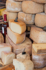 fromages artisanaux sur un marché de provence