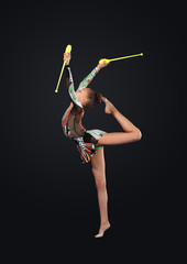 Fototapeta na wymiar Młoda kobieta w garnitur gimnastyczka stwarzających