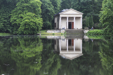 Tempel der Diana im Park von Arkadia bei Nieborow (Polen)