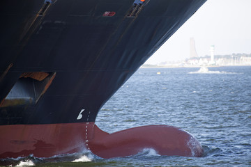 Obraz premium Bug eines Frachtschiffes in der Kieler Förde, Deutschland