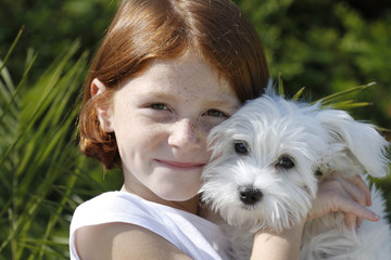 Jeune fille et son bichon maltais