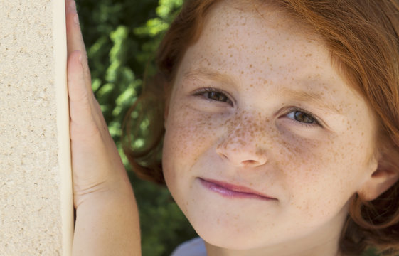 Jolie Fille Rousse Plongeant Dans Piscine Depuis Tremplin Enfant Jouissant  image libre de droit par AnoushkaToronto © #407365626