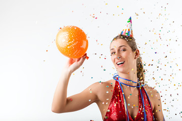 Frau hat Geburtstag und pusten Luftballon auf 