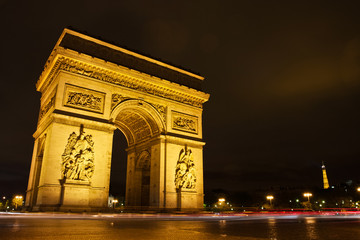 Fototapeta na wymiar L'Arc de Triomphe w nocy