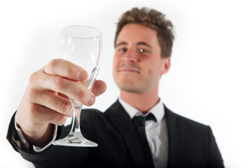 Homme d'affaire boit du champagne