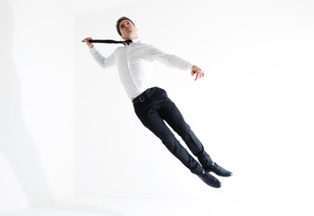 Homme d'affaire en folie dans un studio photo