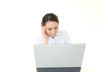 パソコンの操作方法に悩むオフィスレディー