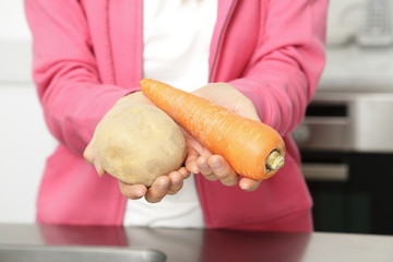 女性・キッチン