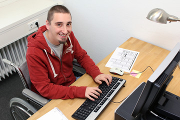 Rollstuhlfahrer im B&uuml;ro