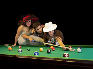 Jugendliche beim Billard spielen