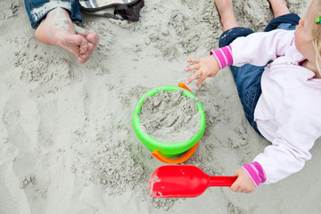 Kind spielt am Meer