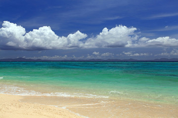 慶良間の美しいビーチと夏空