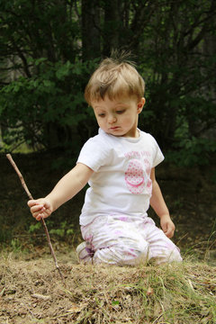 bambina gioca con bastoncino