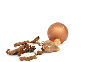 Zimtsterne und Christbaumkugel