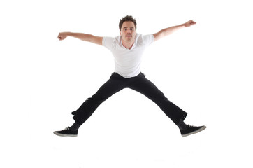 Homme sportif sautant en studio