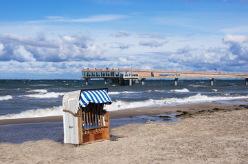 Strandkorb vor der Erlebnis-Seebrücke im Ostseebad Heiligenhafen, Schleswig-Holstein