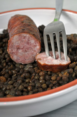 Une assiette de saucisse aux lentilles vertes