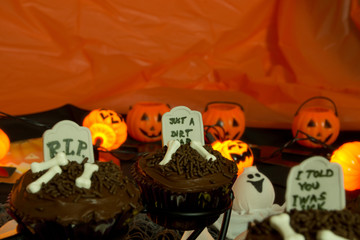 Halloween cupcakes - tombstones and ghosts