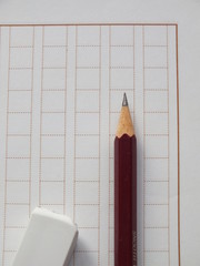 原稿用紙と鉛筆