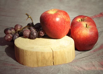 Fototapeten Apples and grapes © vali_111