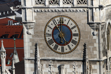Fototapeta na wymiar Wieża zegarowa z Nowego Ratusza w Monachium, Niemcy