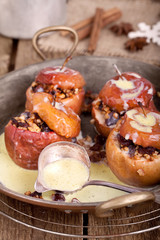 winterlicher Bratapfel mit Vanillesauce