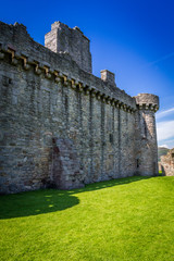 Fototapeta na wymiar Widok średniowiecznego zamku z kamienia w lecie