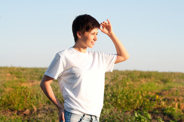 Fototapeta premium woman is looking into the distance