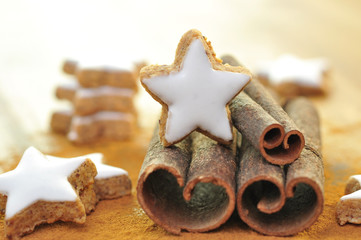 Zimtsterne mit Zimtstangen