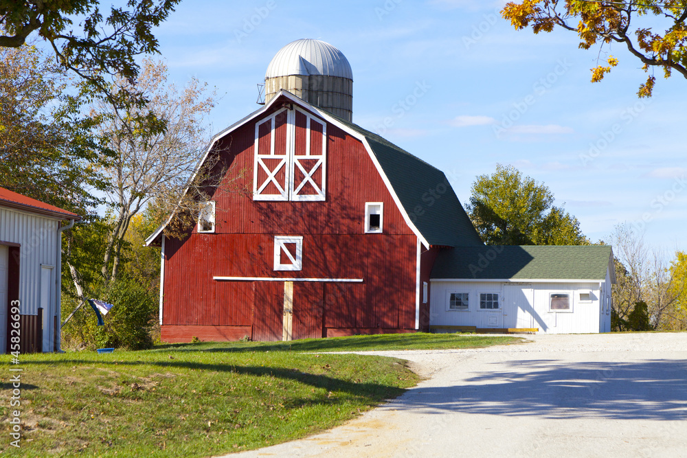 Wall mural Traditional American Barn (Autumn Season)