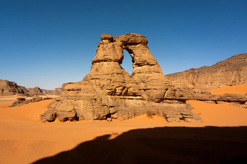Fototapeta na wymiar Stone Arch w pustyni, Algieria