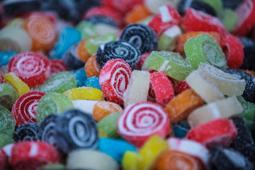 Fototapeta na wymiar Kolorowe galaretki owocowe cukierki plastry