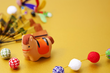 正月飾りと馬の干支置物