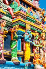 sculpturen op de gevel van de Indiase tempel