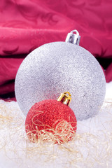 rote und silberne Weihnachtskugel