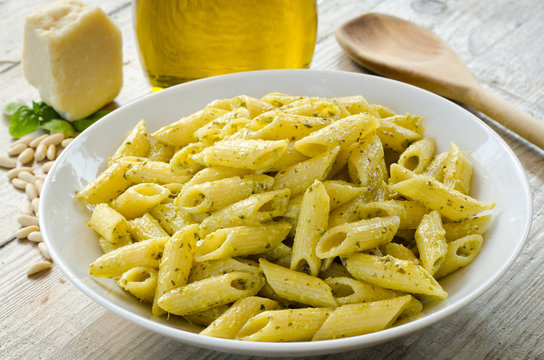 Mezze Penne Condite Con Pesto