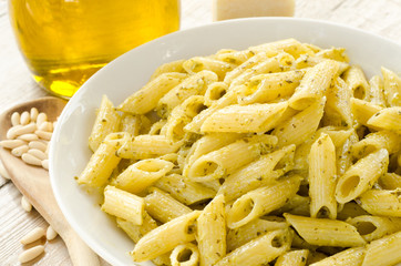 Mezze penne condite con pesto