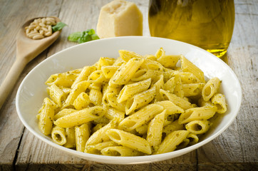 Mezze penne condite con pesto