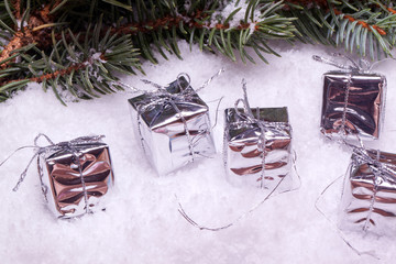 Silberne Geschenke im Schnee