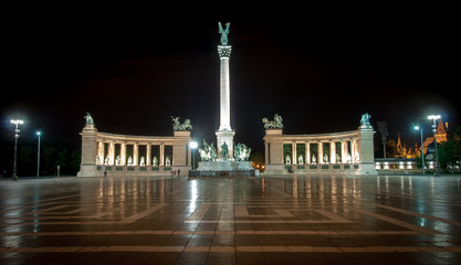Fototapeta na wymiar Plac Bohaterów w Węgry