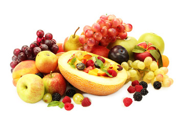 Fototapeta na wymiar sałatka ze świeżych owoców w melon, owoców i jagód, samodzielnie