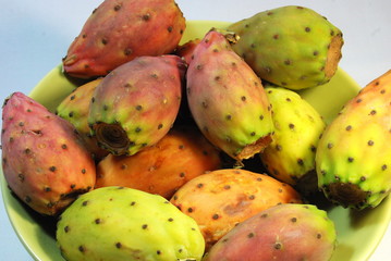 piatto pieno di fichi d'india