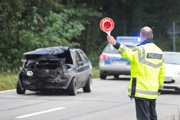 Absicherung einer Unfallstelle durch die Polizei