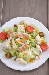 Salat mit Tomaten und Hähnchen