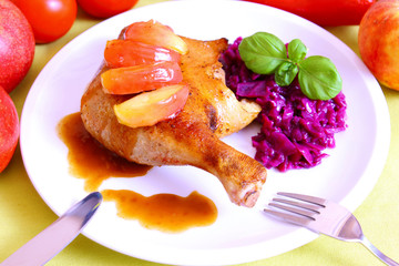 Gänsekeule mit Rotkohl und Äpfel.